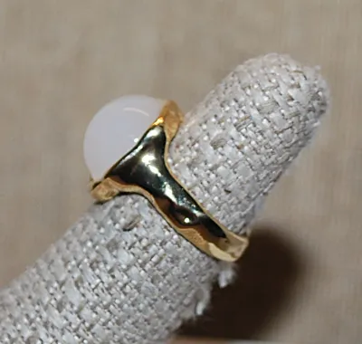 Size 6 Opaque Round WHITE Stone RING on a "Hammered" Gold Tone SPLIT BAND (8.3g)