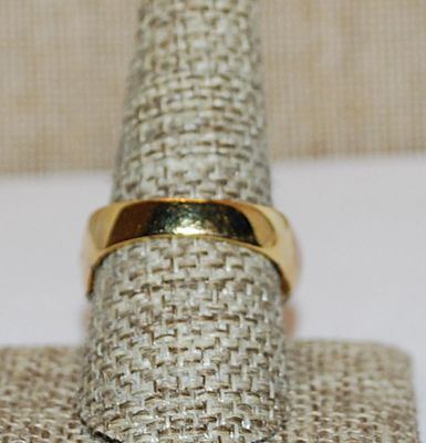 Size 9½ Marked "Jand" - Vintage Party RING with Beige Segments Separated with Swirl Rows of Clear Stones and Gold Tone Band (8.1g)