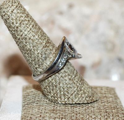 Size 8¼ Large Round Clear Beveled Center Stone RING with Triple Stones Side Accents on a Silver Tone Solid Band (6.5g)