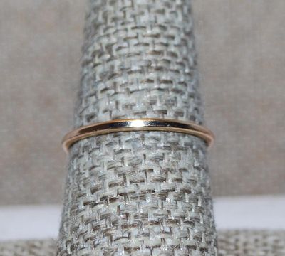 Size 8 Dangle Round TAG RING on a Gold Tone No-Stones Band (1.1g)