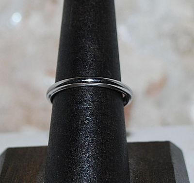 Size 7¾ Beautiful Deep BLUE Stone RING with 4 Clear Stones Dangle Accent on a Silver Tone Setting (3.5g)