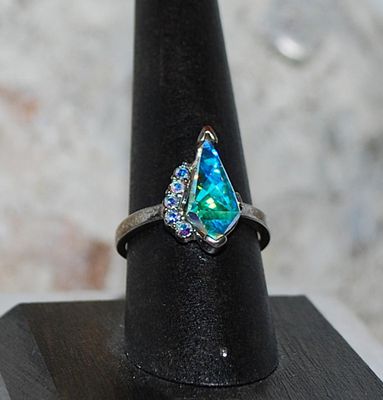 Size 8 Beautiful Iridescent PRISM RING with 5 Side Iridescent Accent Stones on a Silver Tone Setting (3.6g)