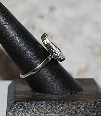 Size 8 Beautiful Iridescent PRISM RING with 5 Side Iridescent Accent Stones on a Silver Tone Setting (3.6g)