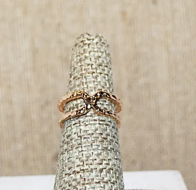 Size 6¼ Large Beveled GREEN RECTANGLE Stone RING on a Hammered Gold Tone SPLIT BAND (3.8g)