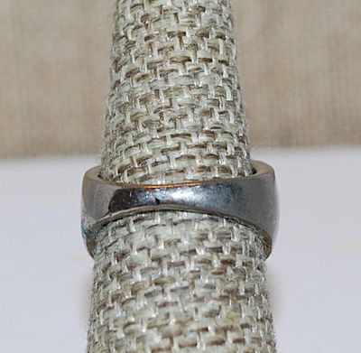 Size 6½ Black Enamel RING with Segments and Slanted Rows of Clear Stones on a Silver Tone Band (9.7g)