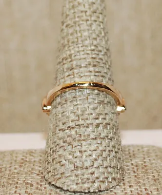 Size 8 Vertical & Slanted GREEN MARQUISE CUT Stones RING on a Gold Tone Setting and Band (4.6g)