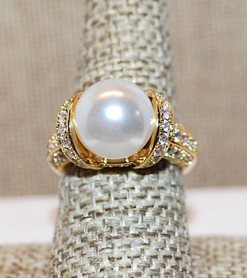 Size 7½ Large Single White Faux Pearl with Looped Sides & Band Accents on a Gold Tone Band (7.0g)