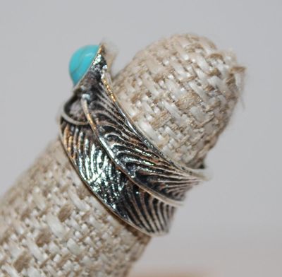 Size 4½ High Set Turquoise-Styled Stone on a "Feather" Design Silver Tone Band (4.5g)