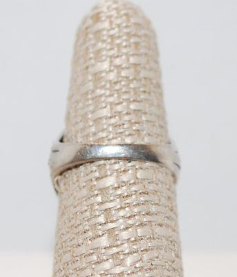 Size 7¾ VINTAGE Tri-Color Marcasite Minerals Ring on a Silver Tone Band (4.0g)