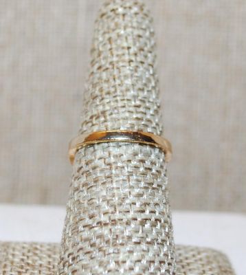 Size 6¾ Red 3 Prong Single Center Stone Ring with a "V" Accent of Clear Stones on a Gold Tone Band (2.8g)