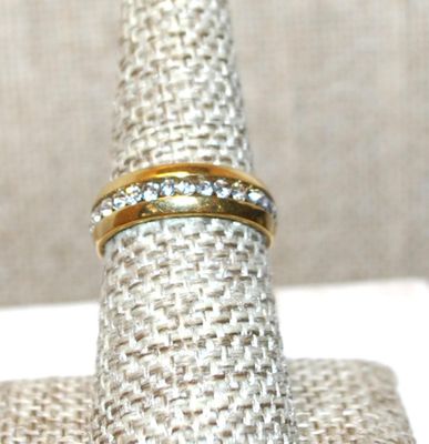 Size 7 Infinity Styled Gold Tone Ring with Band of Clear Stones All Around (3.3g)