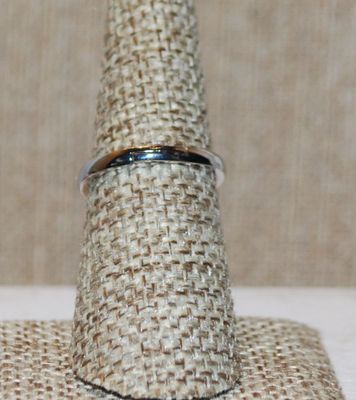 Size 7 Round Purple Stone Ring with Clear Stone Side Accents on a Gold Tone SPLIT BAND (2.4g)