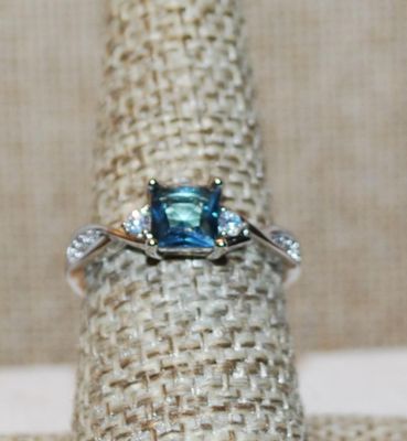 Size 7½ Square Cut Blue Transparent Stone Ring with Side Accents Stones on a Silver Tone Band (2.5g)