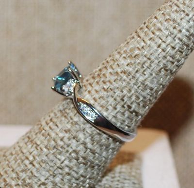Size 7½ Square Cut Blue Transparent Stone Ring with Side Accents Stones on a Silver Tone Band (2.5g)