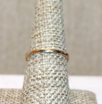 Size 7½ Single Clear Red Round Stone Ring with 2 Rows Side Accent Stones on a Gold Tone Band (2.4g)