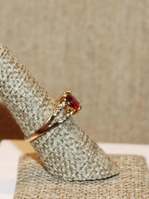Size 7½ Single Clear Red Round Stone Ring with 2 Rows Side Accent Stones on a Gold Tone Band (2.4g)