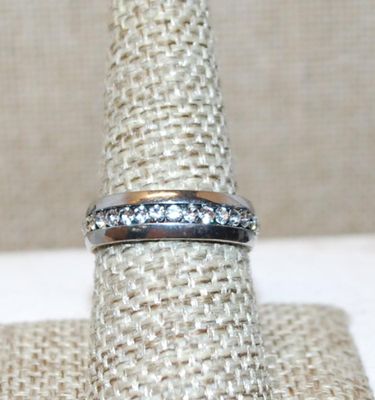 Size 8½ Infinity Styled Silver Tone Ring with Clear Stones Band All Around (3.4g)