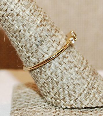 Size 8½ Delicate CLEAR Rectangle Stone Ring with 2 Side Round Accent Stone on Gold Tone Band (0.9g)