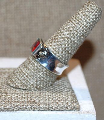 Size 8¾ Square "Picture Frame" Polymer Flower Graphic on a Solid Wide Silver Tone Band (7.8g)