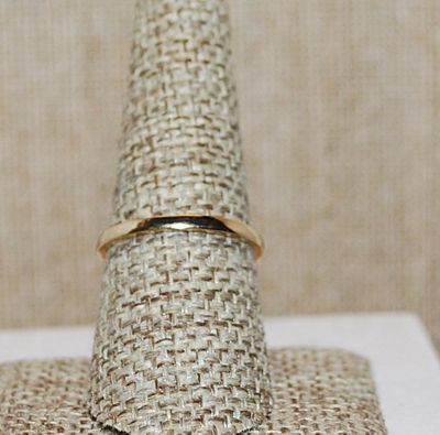 Size 8 Delicate Triple Round Clear Stones Ring in a "V" Setting on a Gold Tone Band (1.5g)
