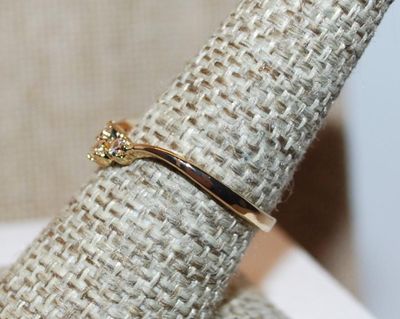 Size 8 Delicate Triple Round Clear Stones Ring in a "V" Setting on a Gold Tone Band (1.5g)