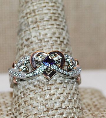 Size 7 ½ Intertwined 2-Tone HEART & SWIRLS Ring with a Tiny Purple Stone on a Silver Tone Band (3.2g)