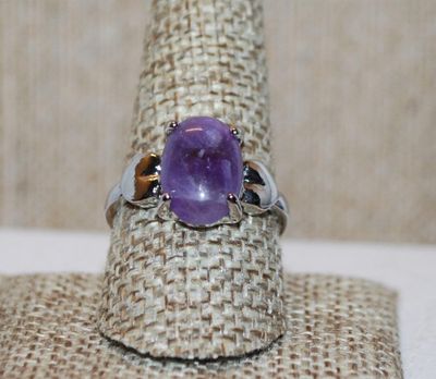 Size 10 PURPLE Oval Opaque Stone CABOCHON GEMSTONE Ring with Heart Side Accents on a Silver Tone Band (3.8g)