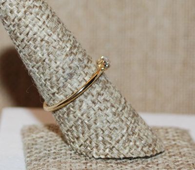 Size 5½ Delicate Horizontal Clear Stone Ring & 2 Round Clear Side Stones on a Gold Tone Band (1.1g)