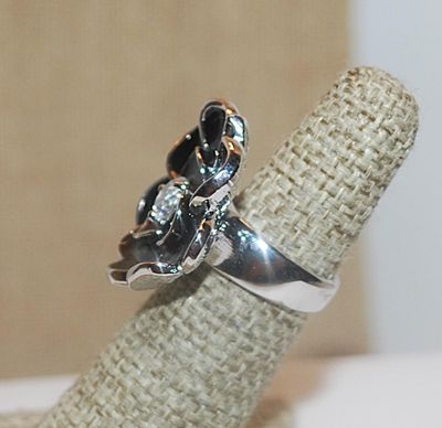 Size 5½ Showy Enameled BLACK FLOWER RING with 3 Pronged Round Beveled Clear Center Stone and Silver Tone Band (11.9g)
