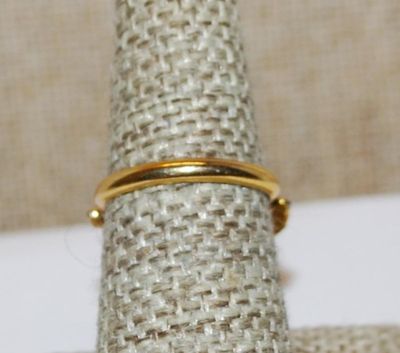 Size 7 Beautiful PURPLE Flowers RING on a Gold Tone and SPLIT BAND (5.9g)
