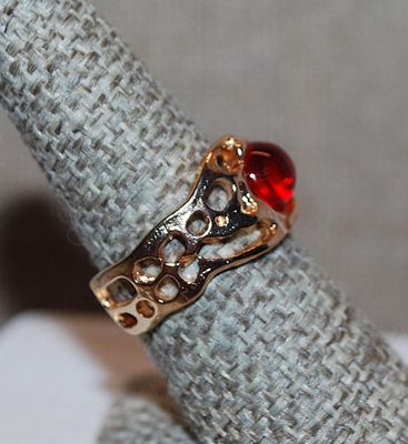 Size 7½ Bright RED Round Glass Stone RING with a Cut-Out Gold Tone OPEN-ENDED Band (3.6g)