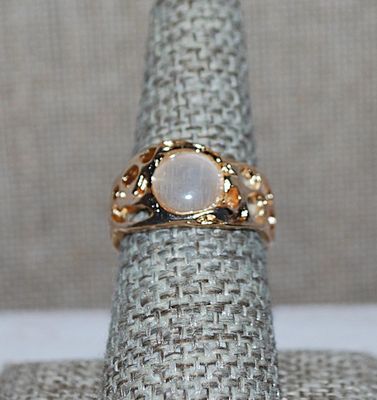 Size 7½ Round White Opaque Single Stone RING with Cut-Outs on a Gold Tone OPEN-ENDED Band (3.4g)