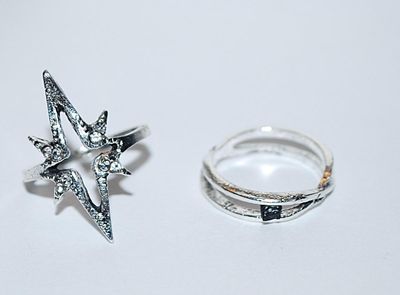 Size 4 Collection of 2 Rough Cut Silver Tone RINGS - Spikes with 8 Stones and Criss-Cross with Charcoal Style Stone (2.7g)
