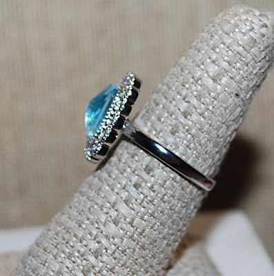 Size 10 Marked .925 Light BLUE Rectangle Glass Stone RING with a 16 Round Clear Stones Surround on a Silver Setting & Band (4.9g)