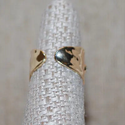 Size 7 Line of Alternating Pink, Clear & Black Colored Stones RING on a "Hammered" Gold Tone SPLIT BAND (4.4g)