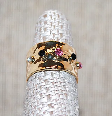Size 7 Line of Alternating Pink, Clear & Black Colored Stones RING on a "Hammered" Gold Tone SPLIT BAND (4.4g)