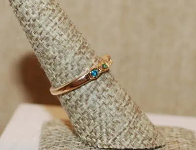 Size 7½ Delicate Multicolor ROUND Stones RING in Blue, Green, Pink & Champagne Colors on a Gold Tone Band (2.1g)