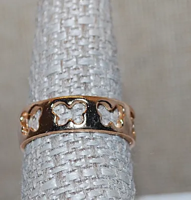 Size 8 Hollowed Out No Stones BUTTERFLY RING with a Gold Tone Band (2.4g)