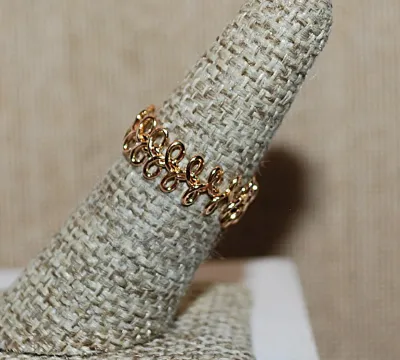 Size 7-8 Delicate Overlapping "LOOPS" RING on a Gold Tone SPLIT BAND (1.4g)