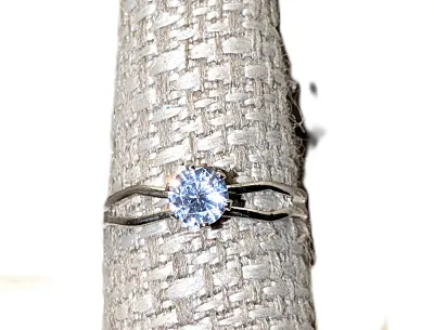 Size 7½ Delicate Single Blueish Round Stone RING with Silver Tone SPLIT BAND (0.8g)