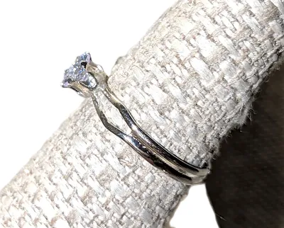 Size 7½ Delicate Single Blueish Round Stone RING with Silver Tone SPLIT BAND (0.8g)