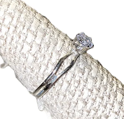 Size 7½ Delicate Single Blueish Round Stone RING with Silver Tone SPLIT BAND (0.8g)
