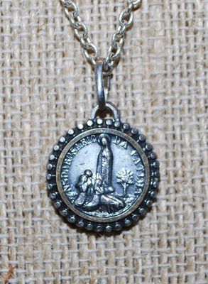 "liz & co." Brand FATIMA NECKLACE "Terrade Fatima" with a Lobster Clasp and Silver Tone Necklace Chain 16" L