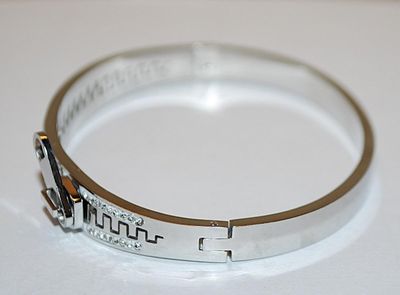 ***NEW SALE PRICE*** Fun Silver Colored Oval "ZIPPER' BRACELET (2¼" x 1¾") with Side Opening/Lock and Outer Edges and...