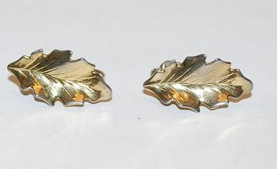 Gold Tone LEAVES EARRING Set with Snap Clasp