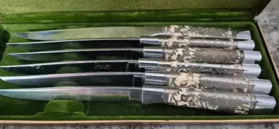 Sale Photo Thumbnail #276: Carvel Hall by Bridell ~ set 6 steak Knives `/ ivory handles w/ silver overlay & stainless blades
ivory like handles are wrapped with sterling overlay
very impressive set , includes case