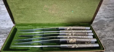 Sale Photo Thumbnail #275: Carvel Hall by Bridell ~ set 6 steak Knives `/ ivory handles w/ silver overlay & stainless blades
ivory like handles are wrapped with sterling overlay
very impressive set , includes case