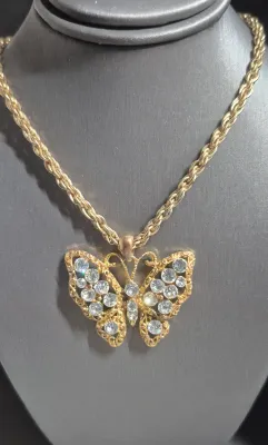 Sale Photo Thumbnail #43: UltraCraft gold tone Butterfly Pendant w/ 16" chain
1.5” wide gold-tone and rhinestone butterfly pendant ....marked on body reserve side
all Rhinestones are original and in place. No damage....just beautiful
snake chain 16" w/lobster clasp....unbranded
