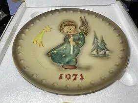 Sale Photo Thumbnail #493: Scarce 1971 Hummel Annual Plate #264 Heavenly Angel in Original Box as Pictured. $15 DOMESTIC SHIPPING.