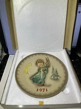 Sale Photo Thumbnail #496: Scarce 1971 Hummel Annual Plate #264 Heavenly Angel in Original Box as Pictured. $15 DOMESTIC SHIPPING.